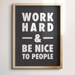 Puede incluir: Un p&oacute;ster motivacional enmarcado con fondo negro y texto blanco que dice "Trabaja duro y s&eacute; amable con la gente".