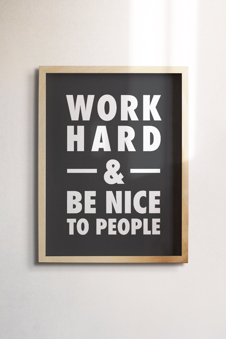Puede incluir: Un p&oacute;ster motivacional enmarcado con fondo negro y texto blanco que dice "Trabaja duro y s&eacute; amable con la gente".