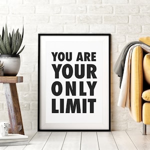 Könnte beinhalten: Schwarz-weißes Motivationsposter mit dem Text "You are your only limit" in einem schwarzen Rahmen.