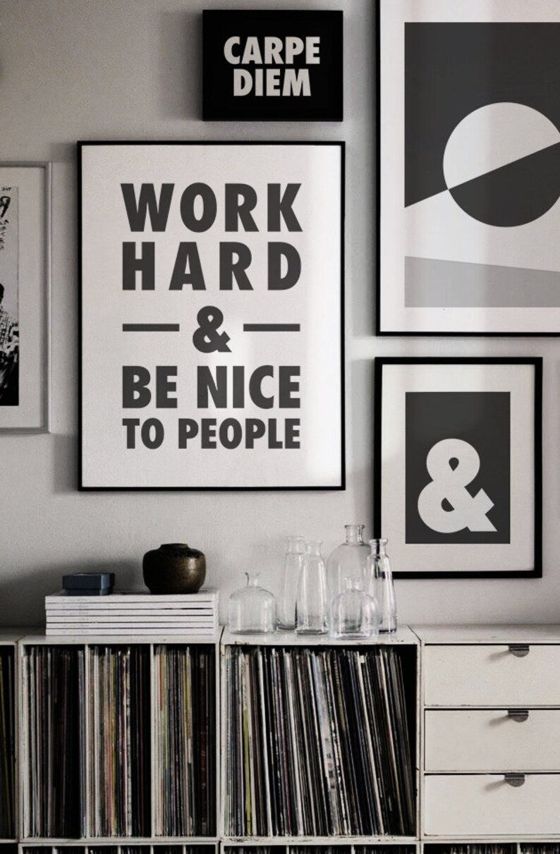 Puede incluir: Impresi&oacute;n enmarcada en blanco y negro con el texto "Work Hard & Be Nice To People". La impresi&oacute;n est&aacute; colgada en una pared con otras impresiones enmarcadas, incluida una que dice "Carpe Diem".