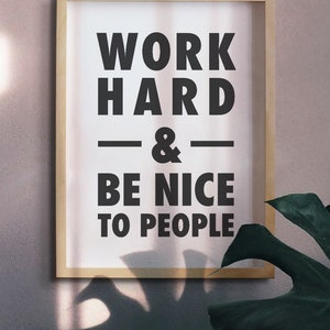 Puede incluir: Una impresi&oacute;n enmarcada con el texto "WORK HARD & BE NICE TO PEOPLE" en letras negras sobre un fondo blanco.