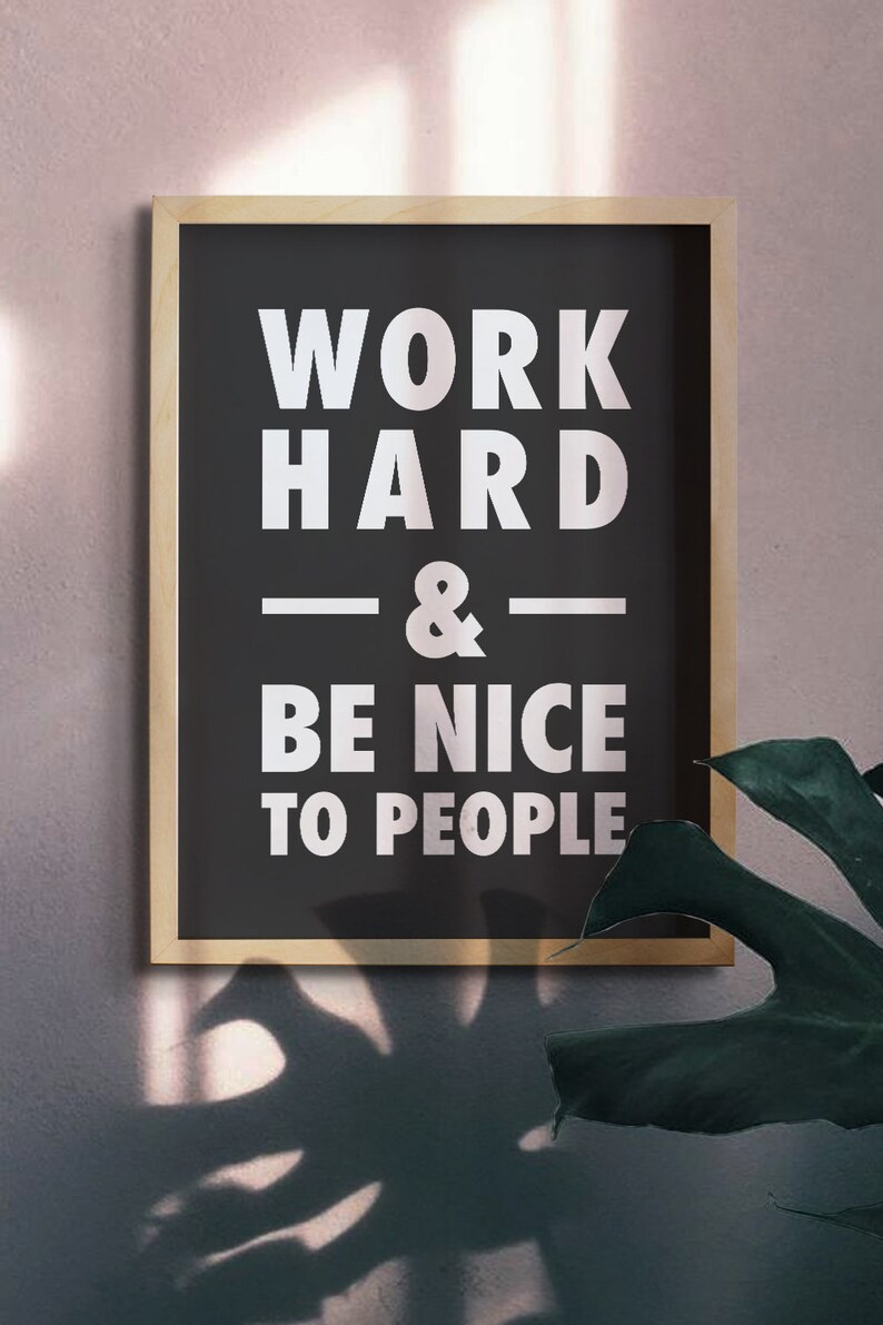 Puede incluir: Un p&oacute;ster motivacional en blanco y negro enmarcado con el texto "WORK HARD & BE NICE TO PEOPLE" en letras blancas.