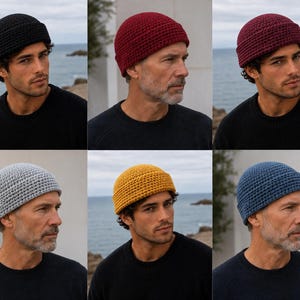 Può includere: Una collezione di sei berretti all'uncinetto in nero, rosso scuro, bordeaux, grigio chiaro, giallo senape e blu. Ogni berretto presenta un motivo a maglia spesso e strutturato con un bordo ripiegato ben visibile, aderente alla testa.