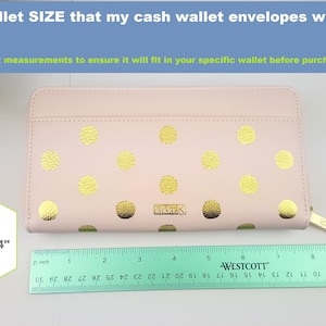 Puede incluir: Una cartera rosa con lunares dorados y cierre de cremallera. La cartera se mide con una regla y tiene aproximadamente 7 3/4 pulgadas de largo. El texto "Example of wallet SIZE that my cash wallet envelopes will mostly fit in (PLEASE review my insert measurements to ensure it will fit in your specific wallet before purchasing)" se muestra encima de la cartera.