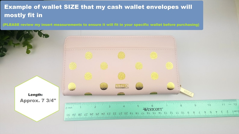 Puede incluir: Una cartera rosa con lunares dorados y cierre de cremallera. La cartera se mide con una regla y tiene aproximadamente 7 3/4 pulgadas de largo. El texto "Example of wallet SIZE that my cash wallet envelopes will mostly fit in (PLEASE review my insert measurements to ensure it will fit in your specific wallet before purchasing)" se muestra encima de la cartera.
