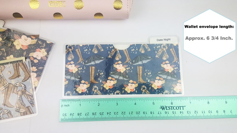 Puede incluir: Un sobre de cartera de pl&aacute;stico transparente con un patr&oacute;n azul y floral. El sobre mide 17 cm de largo. El texto "Date Night" es visible en el sobre.