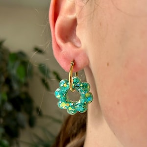 Interchangeable 8-petal flower hoop earrings in UV resin - 25 mm
