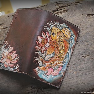 Koi Fisch Handtooled Brieftasche, Handgefertigtes Leder, Personalisierte Leder Geschenk, Carving Portemonnaie, Maßgeschneidert, Jubiläum Geburtstag, Geschenk für Männer