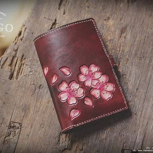 Cartera pequeña tallada a mano con flores rosas