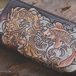 Dragon Handtooled Wallet, Handgefertigtes Leder, Individuell, personalisiertes Ledergeschenk, Carving Wallet, Maßgeschneidert, Jubiläum Geburtstag, Geschenk für Frauen