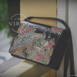 Peacocks handpunzierte/geschnitzte Umhängetasche für Frauen