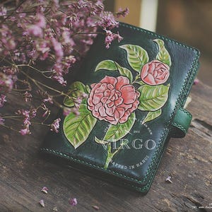 Personalisierte Blumenschnitzerei Lederbrieftasche, benutzerdefinierte handgefertigte Lederbrieftasche, Ledergeschenk, schnitzende Brieftasche, Jubiläum Geburtstagsgeschenk