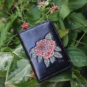 Cartera hecha a mano con rosas, cartera personalizada de cuero curtido vegetal, regalo para ella, regalo personalizado, tarjetero, estuche de cuero, único, cuero