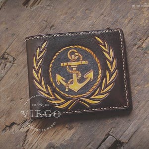 Cartera tallada a mano con ancla y corona de laurel para hombre