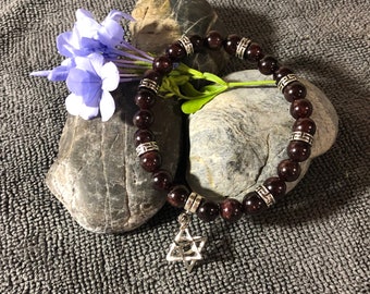 Pulsera de cuentas de granate: dije Merkabah de plata tibetana, hecho a mano