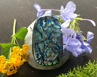 Colgante de vidrio dicroico metálico único y abstracto, único en su tipo