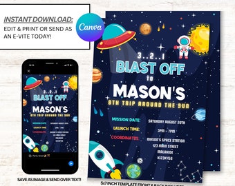 Puede incluir: Una invitación con temática espacial azul marino con el texto "Blast Off to Mason's 8th Trip Around the Sun". El diseño incluye un cohete, planetas, un astronauta y un OVNI. La invitación mide 12,7 x 17,8 cm.