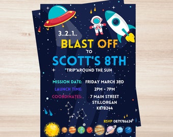 Puede incluir: Una invitación a una fiesta de cumpleaños con temática espacial, de color azul y negro, con un cohete, un astronauta y un OVNI. El texto dice "3..2..1.. Blast Off to Scott's 8th *Trip Around the Sun* Mission Date: Friday March 3rd Launch Time: 2PM - 7PM Coordinates: 7 Main Street Stillorgan K87B244 RSVP 0879786634"