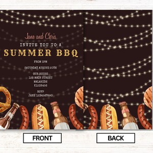 Puede incluir: Una invitaci&oacute;n a una barbacoa de verano con un fondo marr&oacute;n oscuro y luces de cadena. La parte delantera de la invitaci&oacute;n presenta un pretzel, una botella de cerveza, hot dogs y salchichas. La parte posterior de la invitaci&oacute;n presenta un dise&ntilde;o similar con una parrilla y m&aacute;s luces de cadena. El texto de la invitaci&oacute;n dice "Jane y Chris te invitan a una barbacoa de verano a partir de las 3:00 PM del s&aacute;bado 20 de agosto en nuestra casa 123 Main Street Malahide K123K456 RSVP Jane 1234567890"