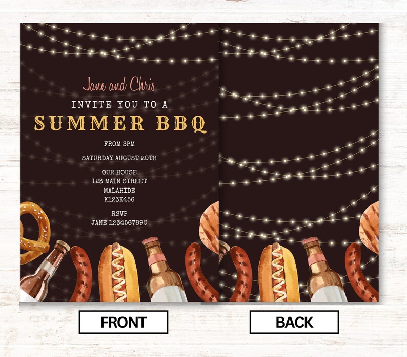Puede incluir: Una invitaci&oacute;n a una barbacoa de verano con un fondo marr&oacute;n oscuro y luces de cadena. La parte delantera de la invitaci&oacute;n presenta un pretzel, una botella de cerveza, hot dogs y salchichas. La parte posterior de la invitaci&oacute;n presenta un dise&ntilde;o similar con una parrilla y m&aacute;s luces de cadena. El texto de la invitaci&oacute;n dice "Jane y Chris te invitan a una barbacoa de verano a partir de las 3:00 PM del s&aacute;bado 20 de agosto en nuestra casa 123 Main Street Malahide K123K456 RSVP Jane 1234567890"