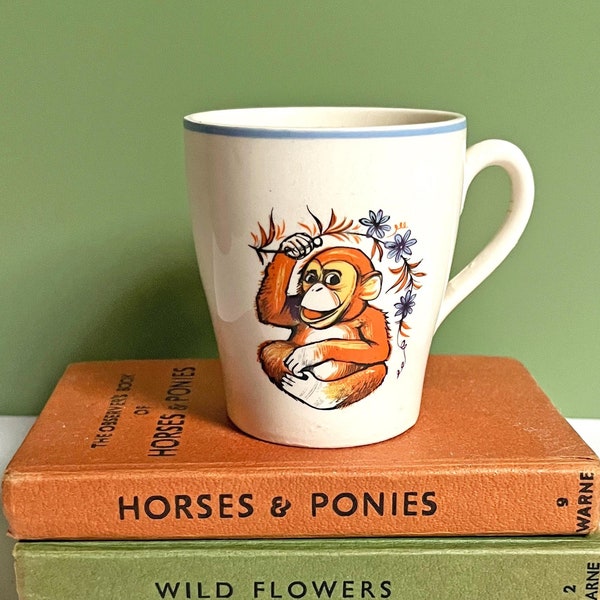 Tazza carina a forma di scimpanzé, tazza per bambini vintage Keele Street Pottery con illustrazioni di scimmie impertinenti sul davanti e sul retro