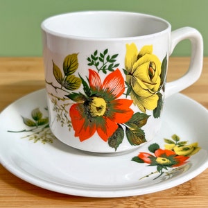 Wood & Sons Alpinweiße Tasse mit Untertasse: Retro Floral-Kaffee-Set
