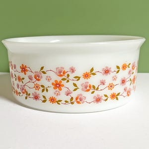 Vintage Arcopal Scania Salatschüssel: Französisches Milchglas mit Blumenmuster