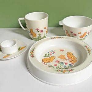 Set per la colazione per bambini anni '60: piatto, ciotola, tazza e portauovo con motivo a pulcino, in melamina Permaware