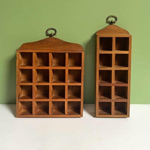 Liten trämonterad vintage fingerborgskuriositeter för väggmontering