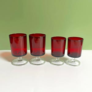 Retro Red Luminarc Cavalier Kelche: Mid-Century Weingläser, 2er-Set