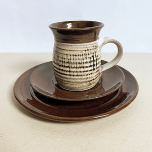 Studio de poterie vintage Skegness Pottery Tasse, soucoupe et assiette Mikado trios des années 70, tasses, assiettes latérales, ensemble de thé/café en faïence image 6