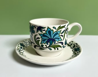 Tasse et soucoupe de jardin espagnol en plein hiver conçues par Jessie Tait, motif de fleurs stylisées bleues rétro des années 1960