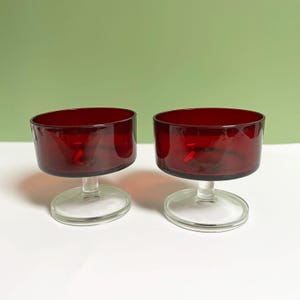 Red mid century modern Luminarc France Cavalier sundae dishes, pair of champagne, dessert coupe glasses, retro 70s style