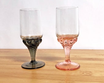 Kleine Likörgläser, 1 graues und 1 rosa farbiges Glas gedrehter Stiel Herzlichen Schnaps Vintage