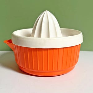 Jaren 70 plastic sinaasappelpers, vintage Embee Products retro 2-delige vruchtensapcitroenpers
