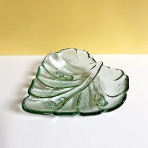 Retro Leaf Shaped Glass Serving Dish: Textured Green Party Bowl
