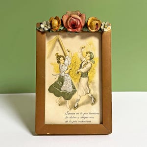 Cartolina d'epoca con ballerini valenciani spagnoli ricamati in una cornice d'epoca dipinta in oro con fiori in gesso applicati