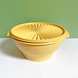 Large Tupperware Harvest Gold Servalier salad serving bowl with sunburst fan lid and side handles no. 880 10" diameter