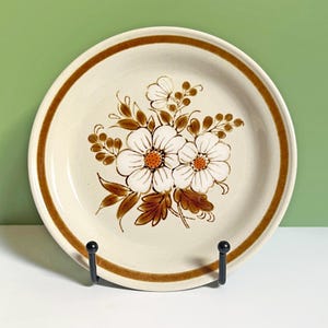 1970年代のサイドプレート、マウンテンウッドコレクション「ドライフラワー」ストーンウェア、白と茶色の花柄、高さ6.5インチ