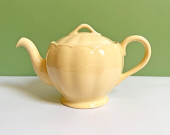 Grindley Petalware Laburnum yellow teapot, utility china pastel yellow mid century 1940s 1950s