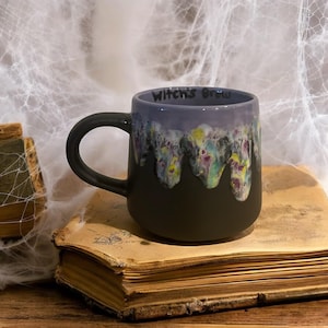 Taza de brebaje de bruja
