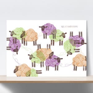Op de afbeelding: Een witte rechthoekige print met een grillige illustratie van schapen in verschillende kleuren, waaronder paars, oranje en groen. Het woord "RELATIONSHEEPS" staat bovenaan gedrukt. De schapen zijn in een speels patroon gerangschikt.