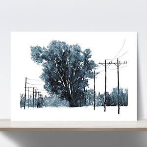 Peut inclure: Une illustration en noir et blanc d'un grand arbre avec des lignes électriques au-dessus. L'arbre est au centre de l'image et est entouré de petits arbres. L'arrière-plan est blanc.