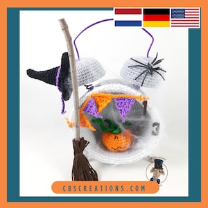Peut inclure: Un réveil en crochet sur le thème d'Halloween avec un chapeau de sorcière, une araignée et une citrouille à l'intérieur. L'horloge est décorée de fanions violets et orange et d'une toile d'araignée. L'horloge est posée sur une surface blanche avec un balai devant elle.