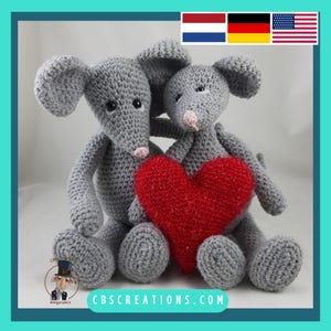 Op de afbeelding: Twee grijze gehaakte muizenknuffels, de ene omarmt de andere en houdt een rood hart vast. De muizen hebben roze neuzen en zwarte ogen. De afbeelding bevat de tekst "CBSCREATIONS.COM".