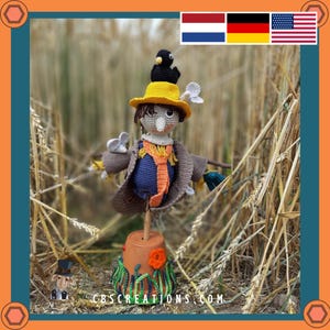 Op de afbeelding: Een gehaakte vogelverschrikker met een bruin jasje, een oranje stropdas en een gele hoed. Een zwarte vogel zit bovenop de hoed. De vogelverschrikker staat in een tarweveld.