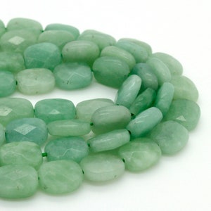 Könnte beinhalten: Eine Strähne aus hellgrünen Jadeperlen, jede Perle ist facettiert und hat eine quadratische Form.