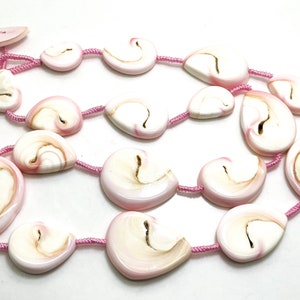 Collar de caracola reina natural, rosa claro, blanco, concha de caracola reina, cuentas en forma de pera y lágrima, collar hecho a mano con cuentas, longitud 23" - QC9 imagen 6