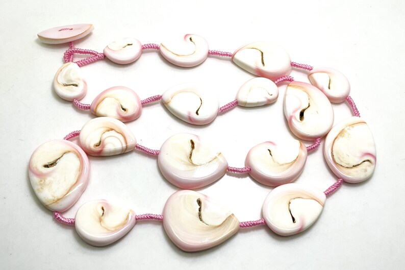 Collar de caracola reina natural, rosa claro, blanco, concha de caracola reina, cuentas en forma de pera y lágrima, collar hecho a mano con cuentas, longitud 23" - QC9 imagen 6