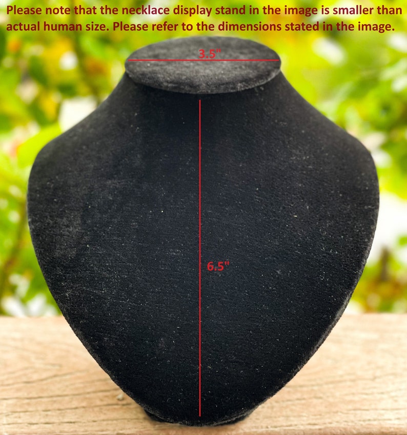 Puede incluir: Soporte de exhibici&oacute;n de collar de terciopelo negro, de 16,5 cm de alto y 8,9 cm de ancho.